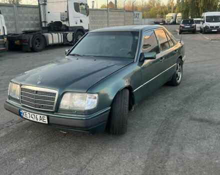 Зелений Мерседес Е-Клас, об'ємом двигуна 3.2 л та пробігом 500 тис. км за 2600 $, фото 1 на Automoto.ua