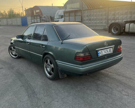 Зелений Мерседес Е-Клас, об'ємом двигуна 3.2 л та пробігом 500 тис. км за 2600 $, фото 3 на Automoto.ua