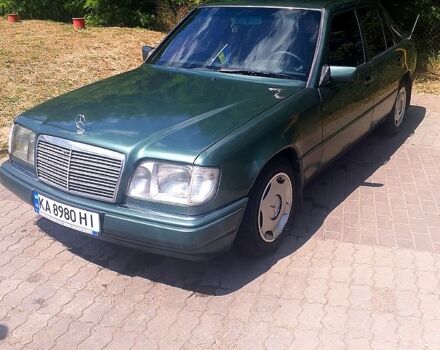 Зеленый Мерседес Е-Класс, объемом двигателя 2.2 л и пробегом 378 тыс. км за 2800 $, фото 1 на Automoto.ua