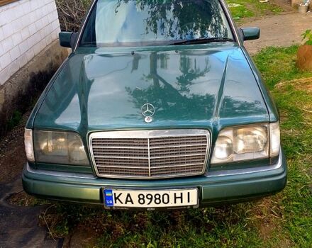 Зеленый Мерседес Е-Класс, объемом двигателя 2.2 л и пробегом 378 тыс. км за 2150 $, фото 2 на Automoto.ua