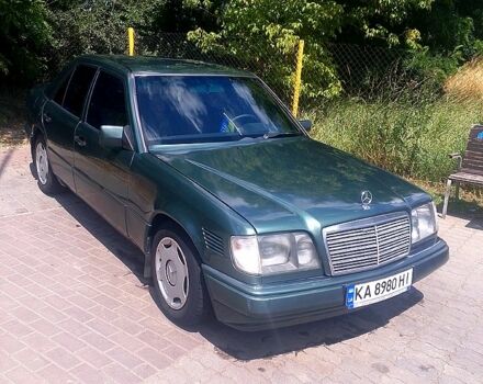 Зеленый Мерседес Е-Класс, объемом двигателя 2.2 л и пробегом 378 тыс. км за 2150 $, фото 1 на Automoto.ua