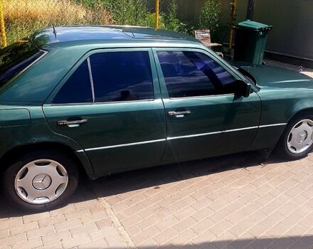 Зеленый Мерседес Е-Класс, объемом двигателя 2.2 л и пробегом 378 тыс. км за 2800 $, фото 4 на Automoto.ua