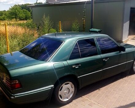 Зеленый Мерседес Е-Класс, объемом двигателя 2.2 л и пробегом 378 тыс. км за 2800 $, фото 6 на Automoto.ua