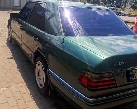 Зеленый Мерседес Е-Класс, объемом двигателя 2.2 л и пробегом 378 тыс. км за 2150 $, фото 3 на Automoto.ua