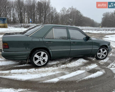 Зелений Мерседес Е-Клас, об'ємом двигуна 2 л та пробігом 380 тис. км за 3900 $, фото 16 на Automoto.ua