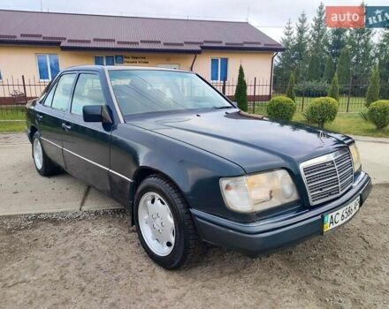 Зеленый Мерседес Е-Класс, объемом двигателя 2 л и пробегом 500 тыс. км за 2300 $, фото 7 на Automoto.ua