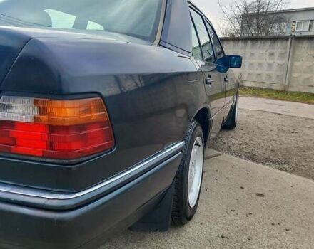 Зеленый Мерседес Е-Класс, объемом двигателя 2 л и пробегом 500 тыс. км за 2300 $, фото 4 на Automoto.ua