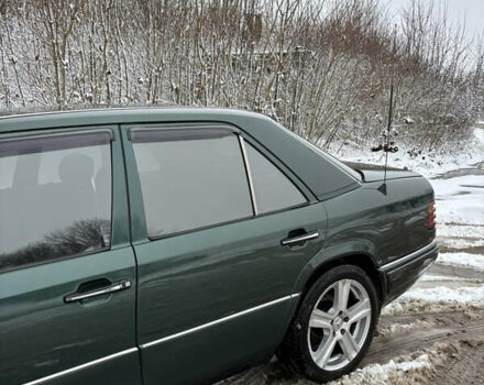 Зелений Мерседес Е-Клас, об'ємом двигуна 2 л та пробігом 380 тис. км за 3900 $, фото 14 на Automoto.ua