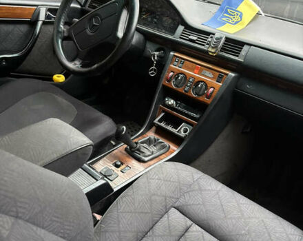 Зелений Мерседес Е-Клас, об'ємом двигуна 2 л та пробігом 380 тис. км за 3900 $, фото 22 на Automoto.ua