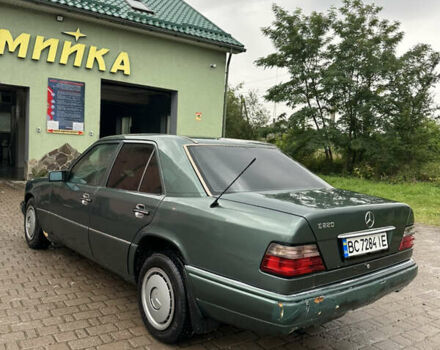 Зеленый Мерседес Е-Класс, объемом двигателя 2.2 л и пробегом 260 тыс. км за 2570 $, фото 5 на Automoto.ua