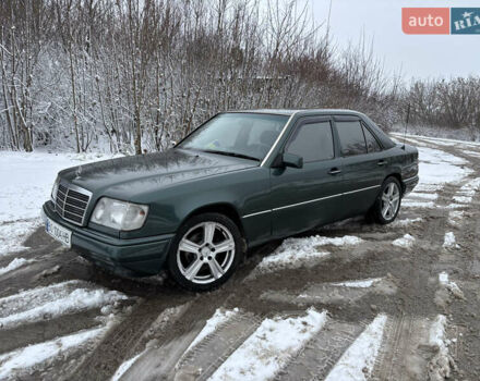 Зелений Мерседес Е-Клас, об'ємом двигуна 2 л та пробігом 380 тис. км за 3900 $, фото 1 на Automoto.ua