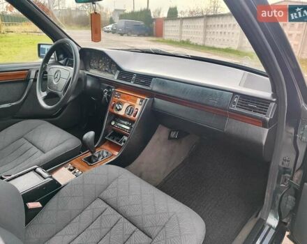 Зеленый Мерседес Е-Класс, объемом двигателя 2 л и пробегом 500 тыс. км за 2300 $, фото 10 на Automoto.ua