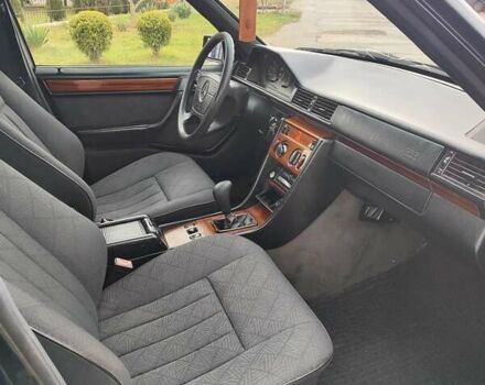 Зеленый Мерседес Е-Класс, объемом двигателя 2 л и пробегом 500 тыс. км за 2300 $, фото 8 на Automoto.ua