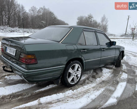 Зелений Мерседес Е-Клас, об'ємом двигуна 2 л та пробігом 380 тис. км за 3900 $, фото 13 на Automoto.ua