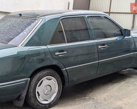 Зеленый Мерседес Е-Класс, объемом двигателя 2 л и пробегом 460 тыс. км за 3450 $, фото 3 на Automoto.ua