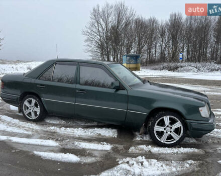 Зелений Мерседес Е-Клас, об'ємом двигуна 2 л та пробігом 380 тис. км за 3900 $, фото 3 на Automoto.ua