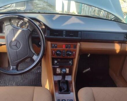 Зеленый Мерседес Е-Класс, объемом двигателя 3.2 л и пробегом 470 тыс. км за 5500 $, фото 6 на Automoto.ua