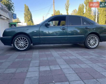 Зеленый Мерседес Е-Класс, объемом двигателя 2.3 л и пробегом 315 тыс. км за 3800 $, фото 2 на Automoto.ua