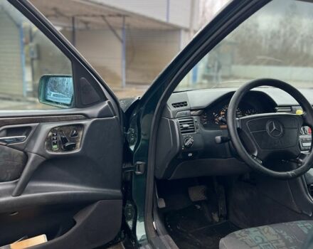 Зеленый Мерседес Е-Класс, объемом двигателя 4.2 л и пробегом 400 тыс. км за 3100 $, фото 6 на Automoto.ua