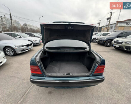 Зелений Мерседес Е-Клас, об'ємом двигуна 4.2 л та пробігом 250 тис. км за 3500 $, фото 17 на Automoto.ua