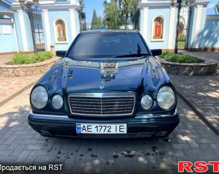 Зеленый Мерседес Е-Класс, объемом двигателя 2.2 л и пробегом 285 тыс. км за 3800 $, фото 6 на Automoto.ua