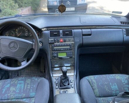 Зелений Мерседес Е-Клас, об'ємом двигуна 2.9 л та пробігом 300 тис. км за 2000 $, фото 8 на Automoto.ua