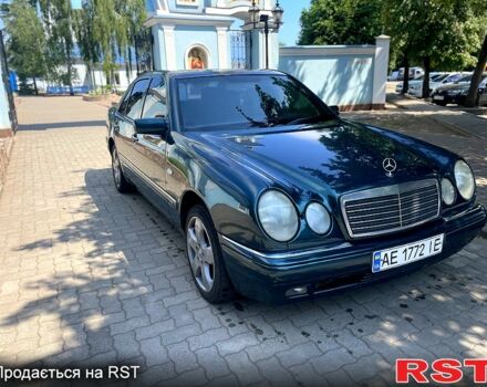 Зеленый Мерседес Е-Класс, объемом двигателя 2.2 л и пробегом 285 тыс. км за 3800 $, фото 5 на Automoto.ua