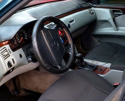 Зелений Мерседес Е-Клас, об'ємом двигуна 2.2 л та пробігом 300 тис. км за 3700 $, фото 3 на Automoto.ua