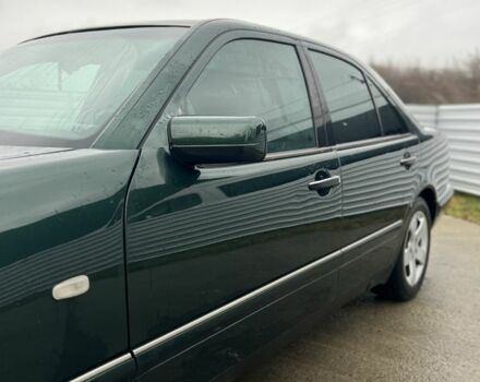 Зеленый Мерседес Е-Класс, объемом двигателя 4.2 л и пробегом 400 тыс. км за 3100 $, фото 1 на Automoto.ua