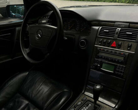 Зеленый Мерседес Е-Класс, объемом двигателя 2.8 л и пробегом 300 тыс. км за 2600 $, фото 2 на Automoto.ua