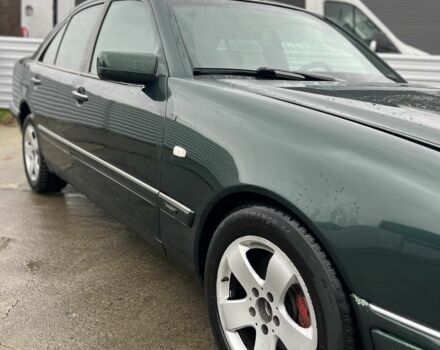 Зеленый Мерседес Е-Класс, объемом двигателя 4.2 л и пробегом 400 тыс. км за 3100 $, фото 2 на Automoto.ua