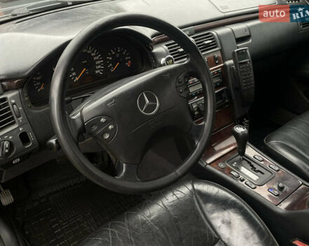 Зеленый Мерседес Е-Класс, объемом двигателя 3.2 л и пробегом 333 тыс. км за 2450 $, фото 7 на Automoto.ua