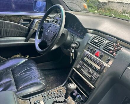 Зеленый Мерседес Е-Класс, объемом двигателя 4.2 л и пробегом 300 тыс. км за 2500 $, фото 1 на Automoto.ua