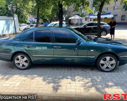 Зеленый Мерседес Е-Класс, объемом двигателя 2.2 л и пробегом 285 тыс. км за 3800 $, фото 4 на Automoto.ua