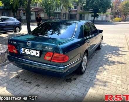 Зеленый Мерседес Е-Класс, объемом двигателя 2.2 л и пробегом 285 тыс. км за 3800 $, фото 3 на Automoto.ua