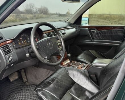 Зеленый Мерседес Е-Класс, объемом двигателя 2.4 л и пробегом 360 тыс. км за 3400 $, фото 12 на Automoto.ua