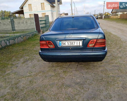 Зелений Мерседес Е-Клас, об'ємом двигуна 2.87 л та пробігом 432 тис. км за 3600 $, фото 1 на Automoto.ua