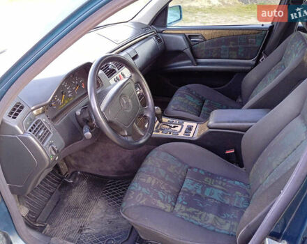 Зелений Мерседес Е-Клас, об'ємом двигуна 2.87 л та пробігом 432 тис. км за 3600 $, фото 4 на Automoto.ua