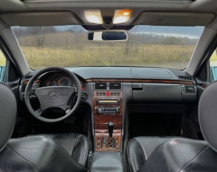 Зеленый Мерседес Е-Класс, объемом двигателя 2.4 л и пробегом 360 тыс. км за 3400 $, фото 8 на Automoto.ua