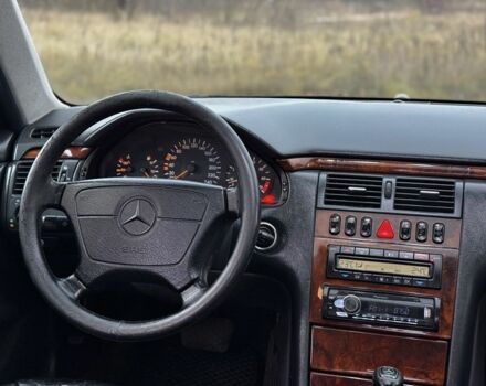 Зеленый Мерседес Е-Класс, объемом двигателя 2.4 л и пробегом 360 тыс. км за 3400 $, фото 14 на Automoto.ua