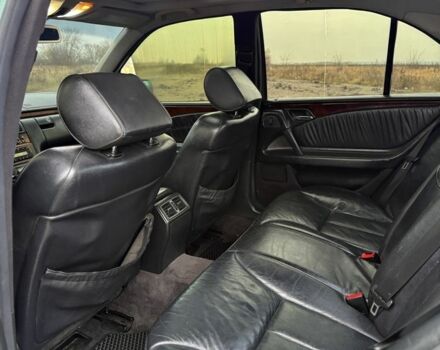 Зеленый Мерседес Е-Класс, объемом двигателя 2.4 л и пробегом 360 тыс. км за 3400 $, фото 13 на Automoto.ua