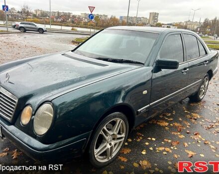 Зелений Мерседес Е-Клас, об'ємом двигуна 2 л та пробігом 400 тис. км за 3800 $, фото 4 на Automoto.ua