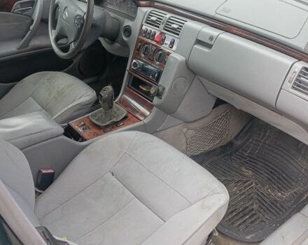 Мерседес Е-Клас 1999 у Калуше на Automoto.ua Зелений Мерседес Е-Клас, об'ємом двигуна 2.7 л та пробігом 420 тис. км за 1950 $, фото 5 на Automoto.ua