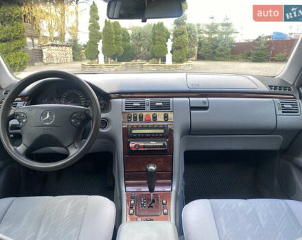 Мерседес Е-Класс 1999 в Долине на Automoto.ua Зеленый Мерседес Е-Класс, объемом двигателя 2.69 л и пробегом 410 тыс. км за 5250 $, фото 1 на Automoto.ua