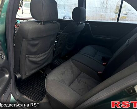 Зелений Мерседес Е-Клас, об'ємом двигуна 2 л та пробігом 400 тис. км за 3800 $, фото 6 на Automoto.ua