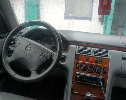 Зеленый Мерседес Е-Класс, объемом двигателя 2.15 л и пробегом 481 тыс. км за 4000 $, фото 4 на Automoto.ua