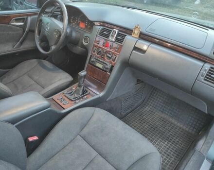 Зеленый Мерседес Е-Класс, объемом двигателя 2.2 л и пробегом 320 тыс. км за 3300 $, фото 18 на Automoto.ua