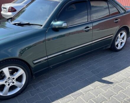 Зеленый Мерседес Е-Класс, объемом двигателя 2 л и пробегом 400 тыс. км за 3000 $, фото 1 на Automoto.ua