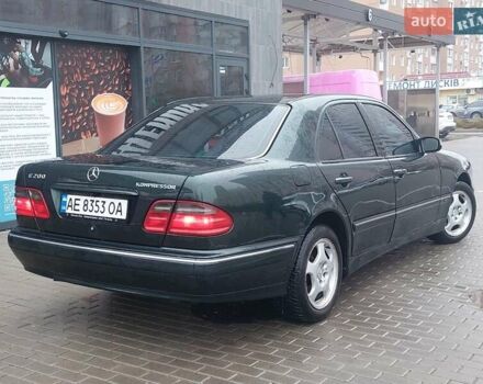 Зелений Мерседес Е-Клас, об'ємом двигуна 2 л та пробігом 331 тис. км за 4450 $, фото 3 на Automoto.ua