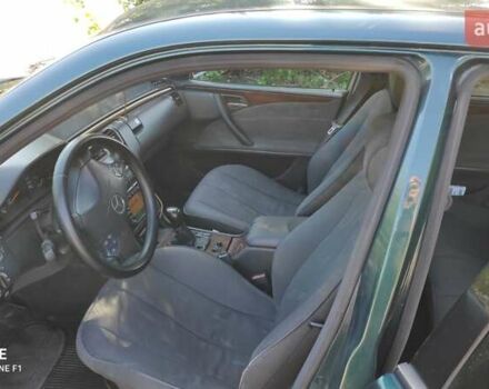 Зеленый Мерседес Е-Класс, объемом двигателя 2.2 л и пробегом 450 тыс. км за 4800 $, фото 3 на Automoto.ua